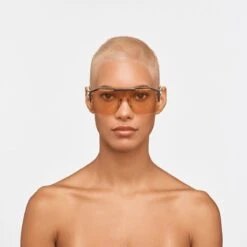 KISS - SHADE SUNGLASS 06 -Zoe Beauty Supply Shop madshade sun06 application model front may.03.2022